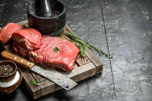Rohes Fleisch Frisches Rindfleisch Auf Einem Hölzernen Tablett Mit Duftendem — Stockfoto