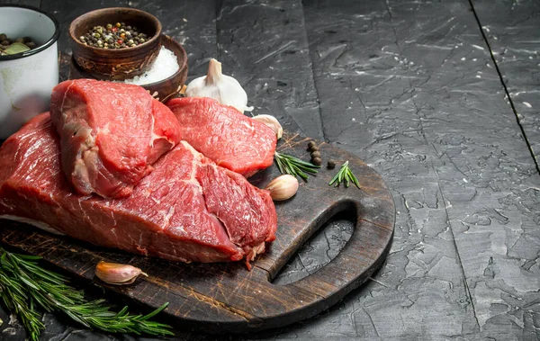 Surowe Mięso Kawałki Wołowiny Przypraw Ziół Płycie Czarnym Tle Rustykalnym — Zdjęcie stockowe