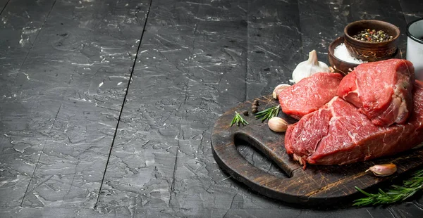 Carne Cruda Trozos Carne Con Especias Hierbas Una Tabla Madera — Foto de Stock