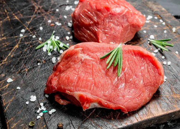 Carne Cruda Trozos Carne Fresca Con Sal Romero Sobre Fondo —  Fotos de Stock