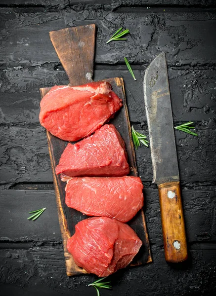 Rauw Vlees Stukken Van Rundvlees Met Bijl Rozemarijn Takken Een — Stockfoto