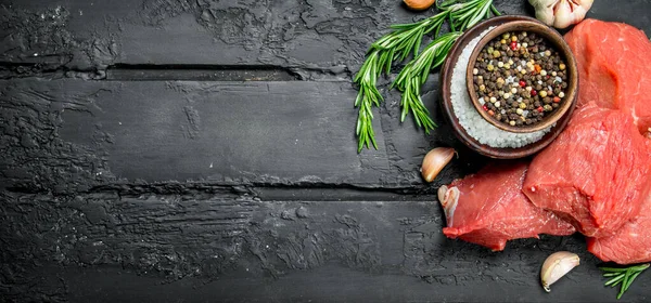 Rohes Fleisch Rindfleischstücke Mit Gewürzen Und Kräutern Auf Schwarzem Rustikalem — Stockfoto
