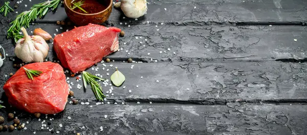 Surowe Mięso Pokrojone Kawałki Wołowiny Przypraw Ziół Płycie Czarnym Tle — Zdjęcie stockowe