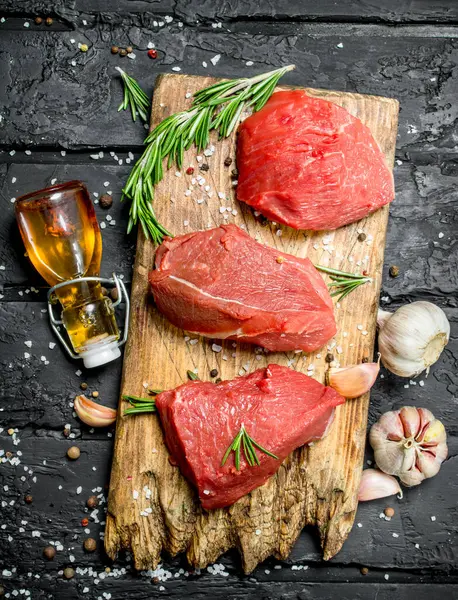 Surowe Mięso Pokrojone Kawałki Wołowiny Przypraw Ziół Płycie Czarnym Tle — Zdjęcie stockowe