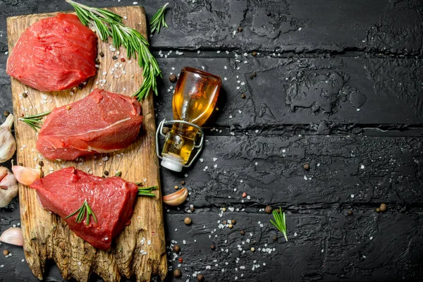 Rohes Fleisch Rindfleischscheiben Mit Gewürzen Und Kräutern Auf Einem Holzbrett — Stockfoto