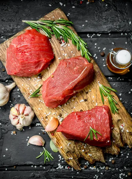 Carne Cruda Trozos Carne Rodajas Con Especias Hierbas Una Tabla — Foto de Stock