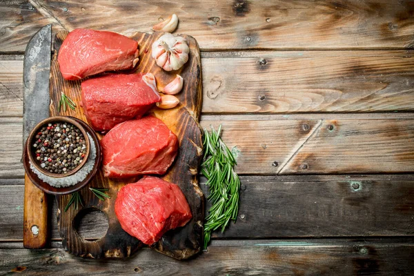 Surowe Mięso Pokrojone Kawałki Wołowiny Ziół Przypraw Tle Drewnianych — Zdjęcie stockowe