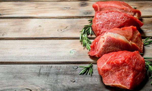Rauw Vlees Stukken Van Rundvlees Met Rozemarijn Takken Een Houten — Stockfoto