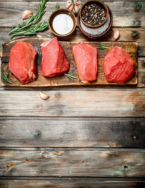 Rohes Fleisch Stück Frisches Rindfleisch Mit Gewürzen Und Kräutern Auf — Stockfoto