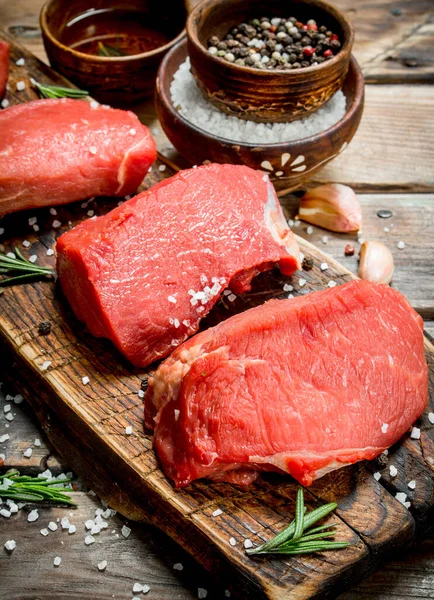 Carne Cruda Trozos Carne Fresca Con Especias Hierbas Sobre Fondo —  Fotos de Stock