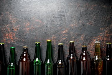 Kapalı bira şişeleri. Koyu rustik arka plan üzerinde