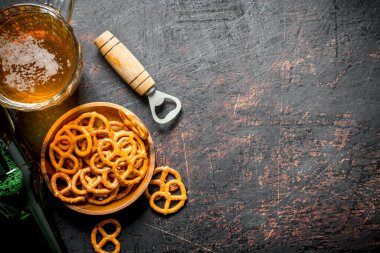 Kasede atıştırmalık olan bira. Rustik arka planda