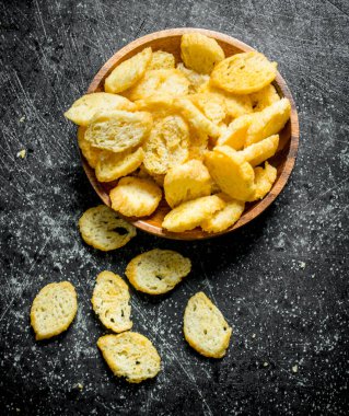 Bir kasede beyaz ekmek kırıntıları. Siyah rustik arka plan üzerinde