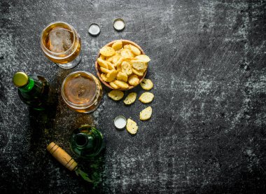 Bardakta bira ve kasede kırıntılar. Rustik arka planda