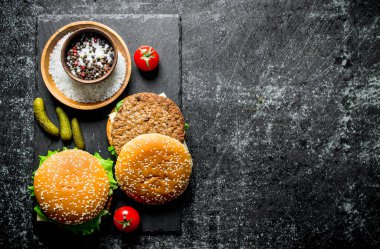 Baharat, domates ve salatalık ile Burger. Rustik arka planda