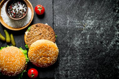 Baharat, domates ve salatalık ile Burger. Rustik arka planda