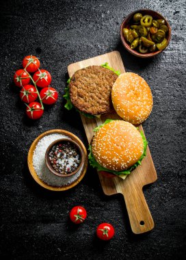 Jalapeno biber ve domates ile Burgers. Rustik arka planda