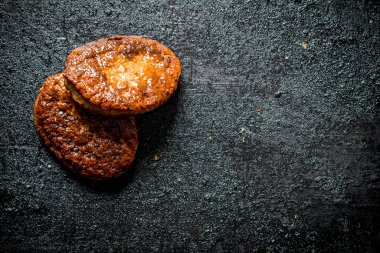 Taze etten pirzola. Siyah rustik arka plan üzerinde