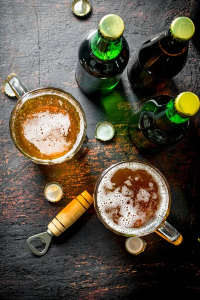 Beer Bottles Glasses Rustic Background — Stock Photo, Image