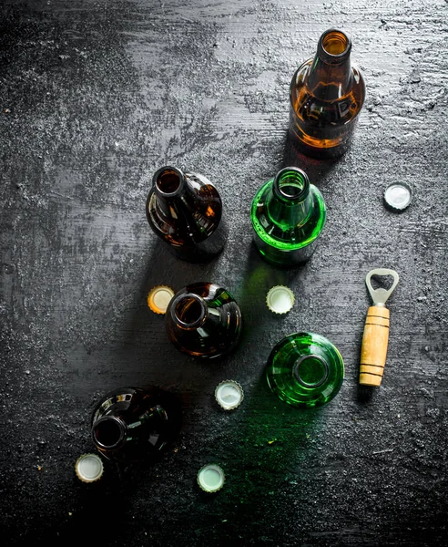 Nyitott Üveg Sörösüvegek Konzervnyitó Fekete Rusztikus Háttér — Stock Fotó