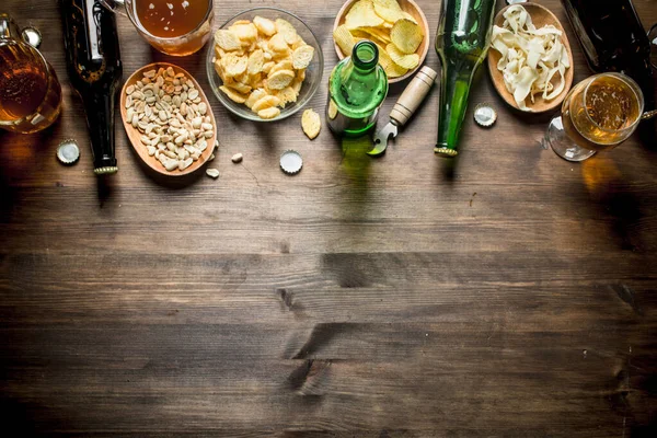 Bier Und Eine Auswahl Verschiedenen Snacks Auf Holzgrund — Stockfoto