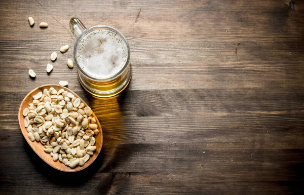 Bier Und Erdnüsse Der Schüssel Auf Holzgrund — Stockfoto