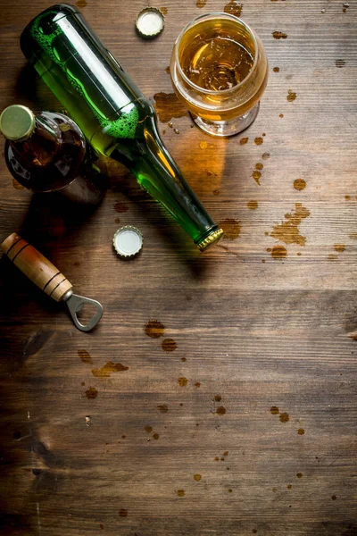 Beer Beer Drops Wooden Background — Stock Photo, Image