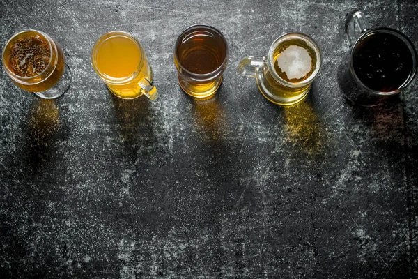 Cerveja Copos Diferentes Fundo Rústico Preto — Fotografia de Stock