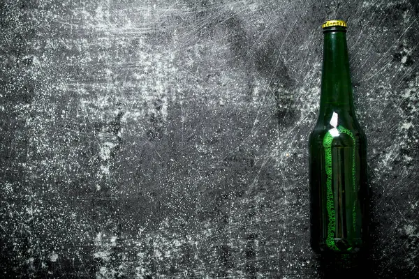 Одна Закрытая Стеклянная Бутылка Пива Черном Деревенском Фоне — стоковое фото
