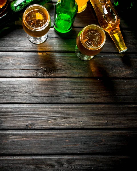 Flaskor Och Glas Svart Trä Bakgrund — Stockfoto