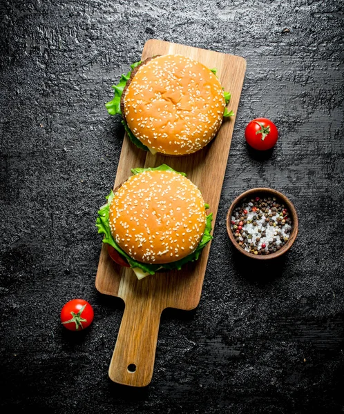 ボウルに塩コショウを入したハンバーガー 黒い素朴な背景に — ストック写真