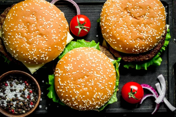 Hamburgery Wołowe Przyprawy Misce Deski Krojenia Widok Góry — Zdjęcie stockowe