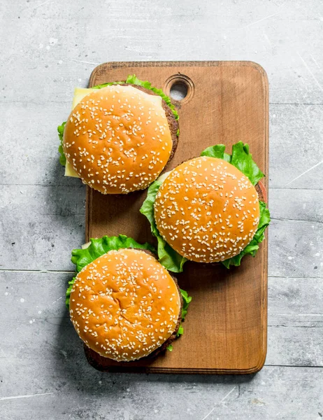 Hamburgers Snijplank Witte Houten Achtergrond — Stockfoto