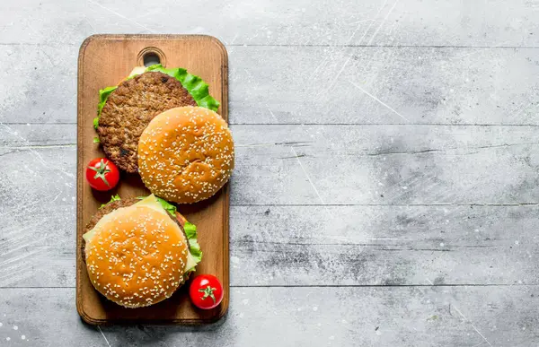 Hambúrgueres Com Carne Suculenta Tomates Fundo Madeira Branco — Fotografia de Stock