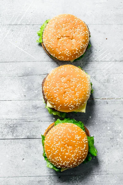 Sığır Eti Sebze Peynirli Hamburgerler Beyaz Ahşap Arka Plan Üzerinde — Stok fotoğraf