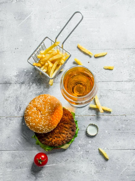 Hamburger Met Bier Frietjes Witte Houten Achtergrond — Stockfoto