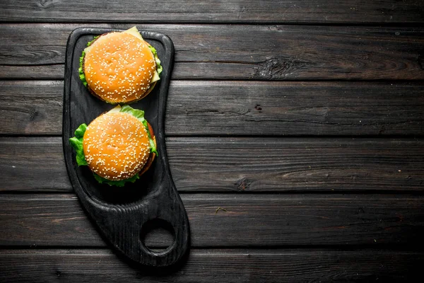 Hamburguesas Con Una Chuleta Jugosa Carne Res Verduras Queso Sobre —  Fotos de Stock