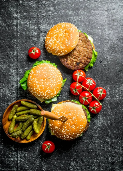 Hambúrgueres Com Faca Pepinos Cereja Sobre Fundo Rústico — Fotografia de Stock