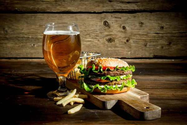 Burger Piwem Szklance Frytkami Drewnianym Tle — Zdjęcie stockowe