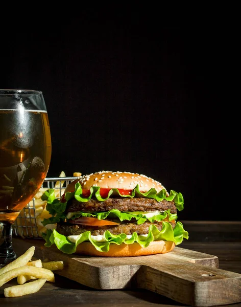 Burger Piwem Szklance Frytkami Drewnianym Tle — Zdjęcie stockowe