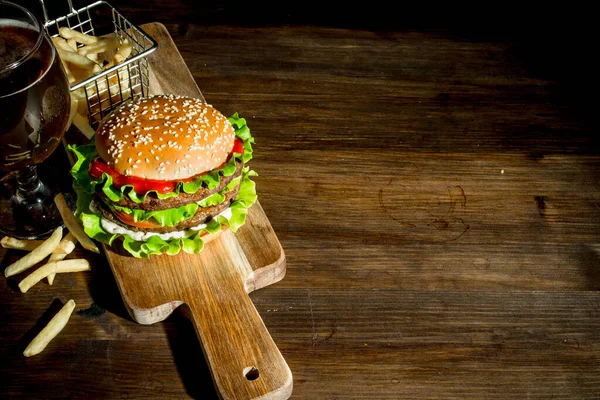 Burger Deski Krojenia Piwem Frytkami Drewnianym Tle — Zdjęcie stockowe