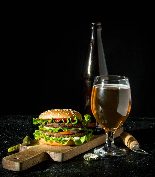 Burger Piwem Tle Rustykalnym — Zdjęcie stockowe