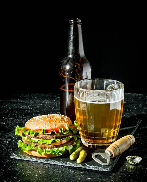 Burger Wołowy Piwo Szklance Butelce Tle Rustykalnym — Zdjęcie stockowe