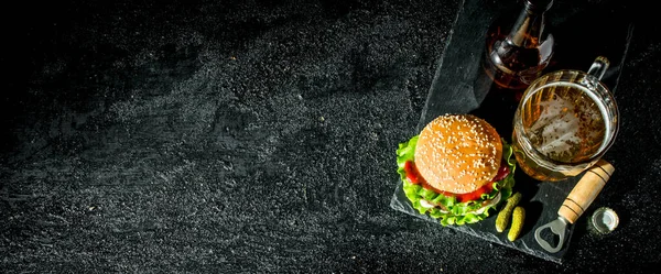 Beef Burger Und Bier Glas Und Flasche Auf Rustikalem Hintergrund — Stockfoto