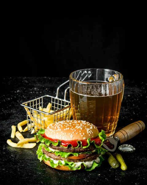 Hamburguesa Con Cerveza Patatas Fritas Pepinillos Sobre Fondo Rústico Negro — Foto de Stock