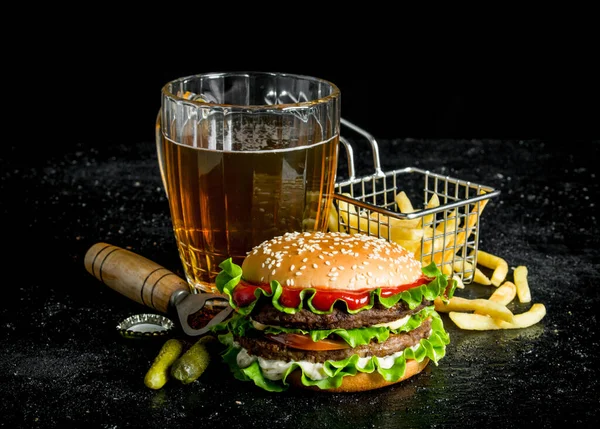 Burger Piwem Frytkami Korniszony Czarnym Tle Rustykalnym — Zdjęcie stockowe