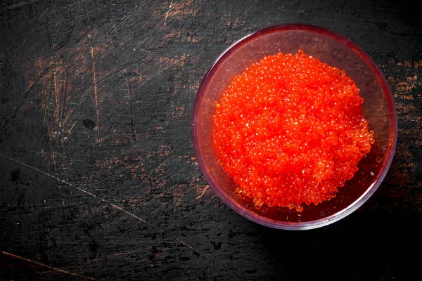 Caviar Vermelho Uma Tigela Vidro Fundo Rústico Escuro — Fotografia de Stock