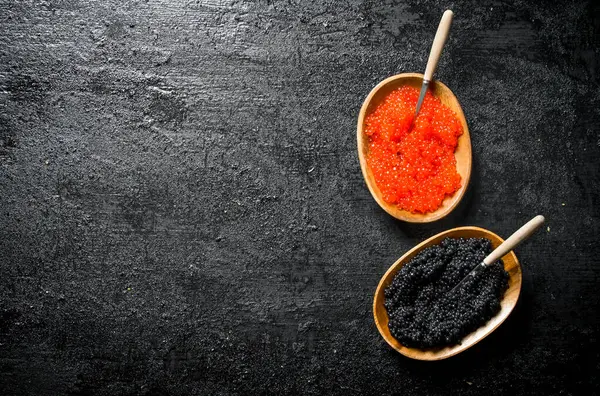 Caviar Preto Vermelho Taças Com Colheres Fundo Rústico Preto — Fotografia de Stock