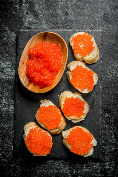 Caviar Rojo Escudilla Los Sándwiches Del Caviar Tabla Negra Piedra — Foto de Stock