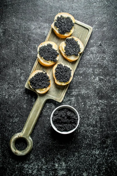 Los Sándwiches Con Caviar Negro Tabla Cortar Caviar Escudilla Sobre — Foto de Stock
